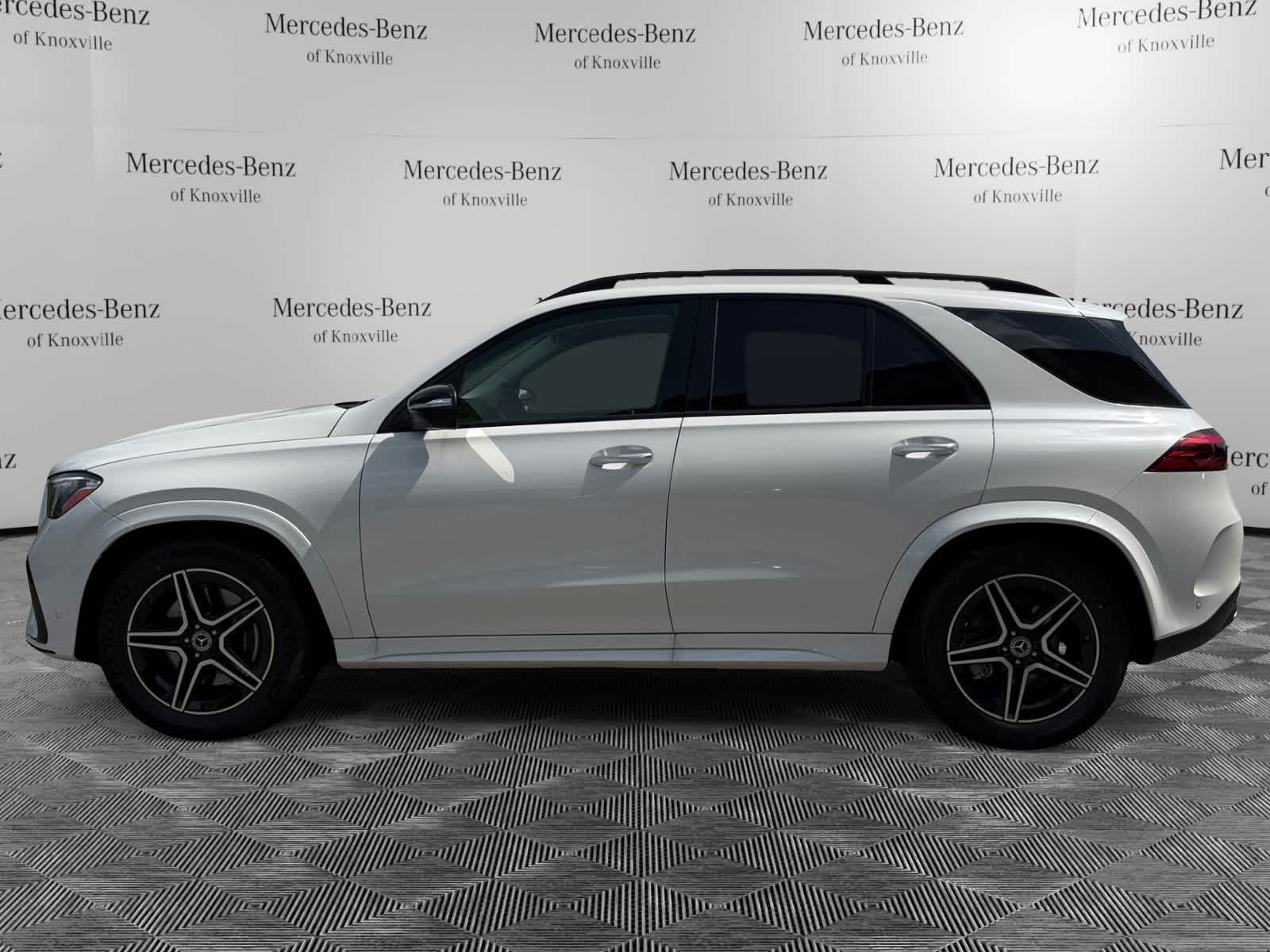 New 2026 MANUFAKTUR Moonlight White Metallic Mercedes-Benz GLE 350 image 2