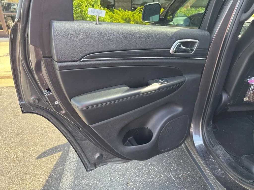Used 2019 Granite Crystal Metallic Clearcoat Jeep Limited image 9