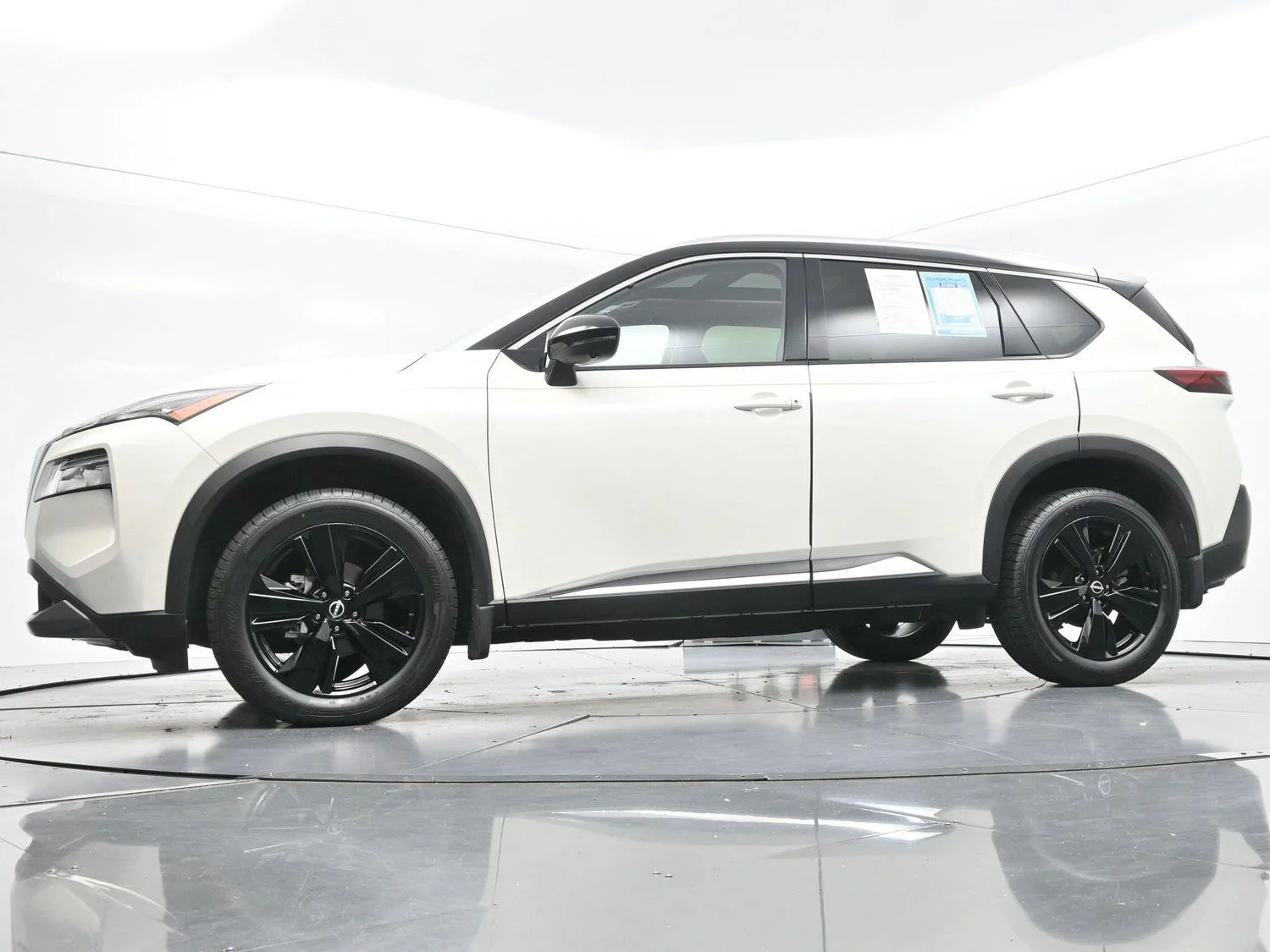 Used 2023 Pearl White Tricoat/Super Black Nissan SL image 47