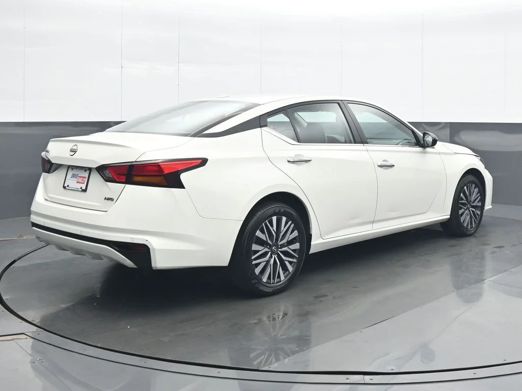 Used 2025 White Nissan 2.5 SV image 6