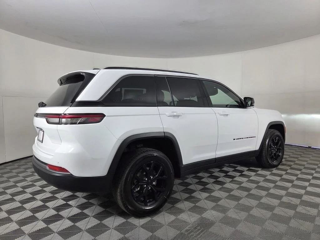 New 2026 Bright White Clear-Coat Exterior Paint Jeep Laredo Altitude image 4