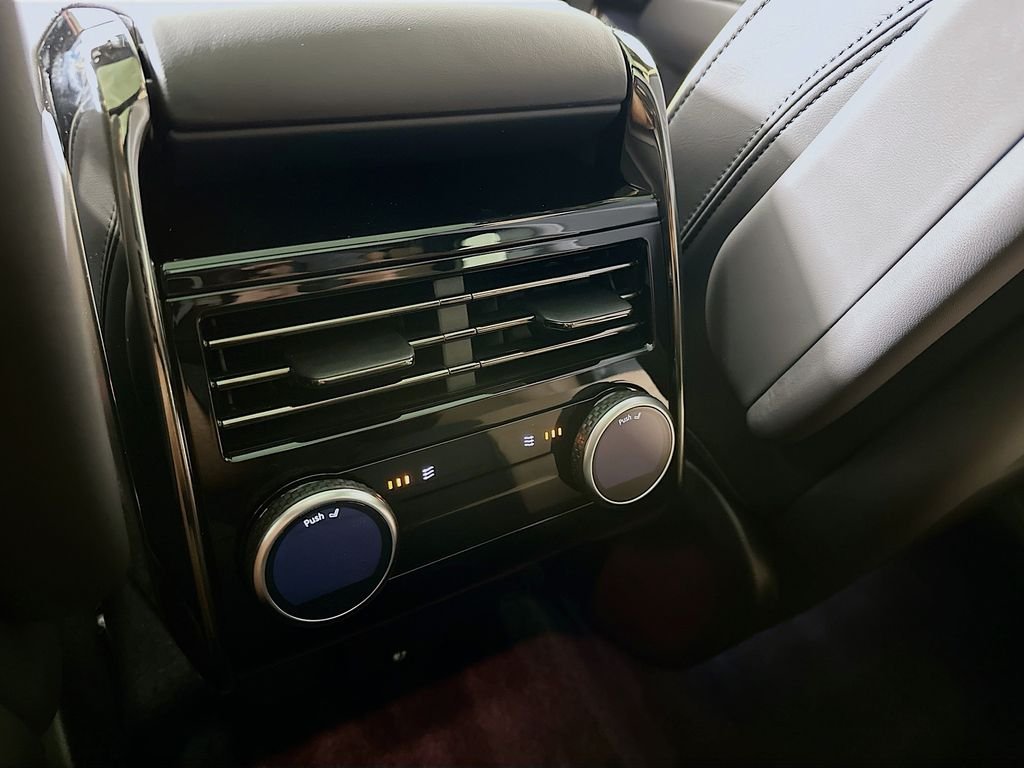 New 2026 Fuji White Land Rover Dynamic SE image 28