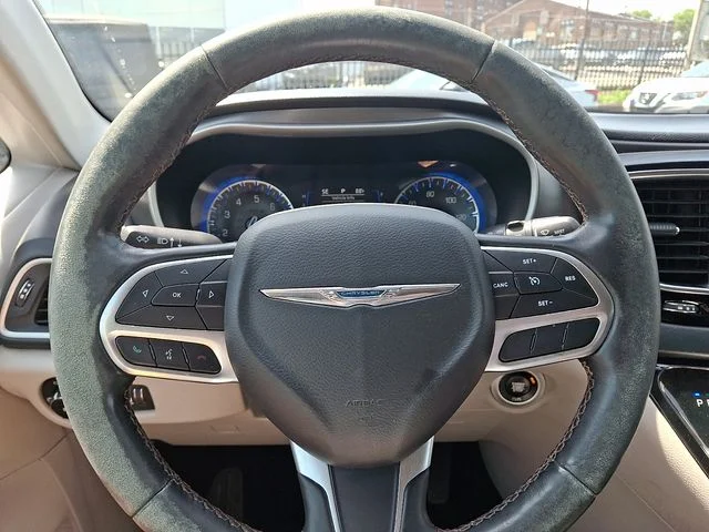 Used 2020 Brilliant Black Crystal Pearlcoat Chrysler Touring L image 19