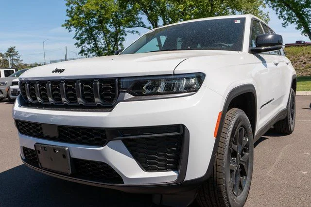 New 2026 Bright White Clear-Coat Exterior Paint Jeep Altitude image 2