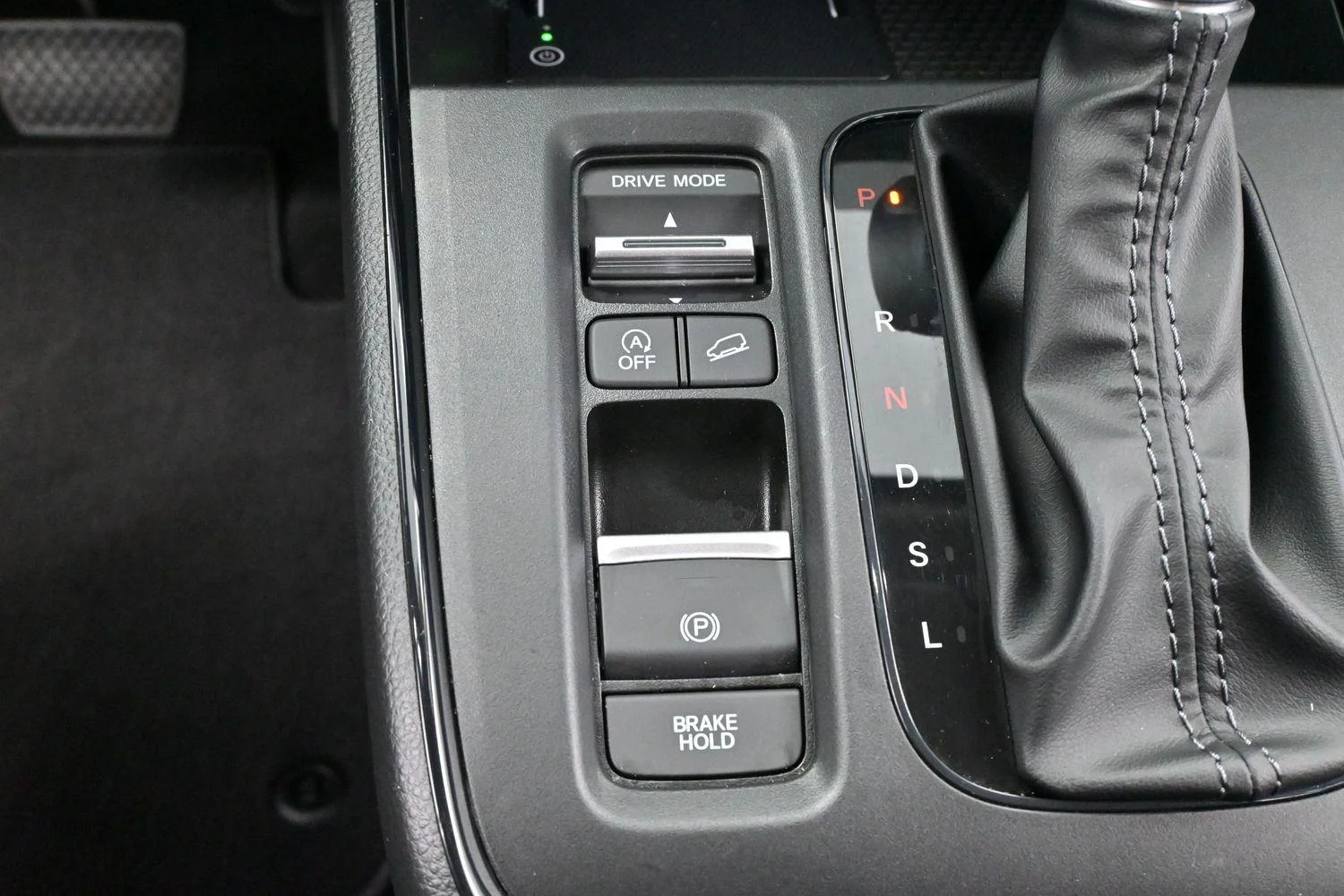 Used 2025 Gray Chrysler Select image 23