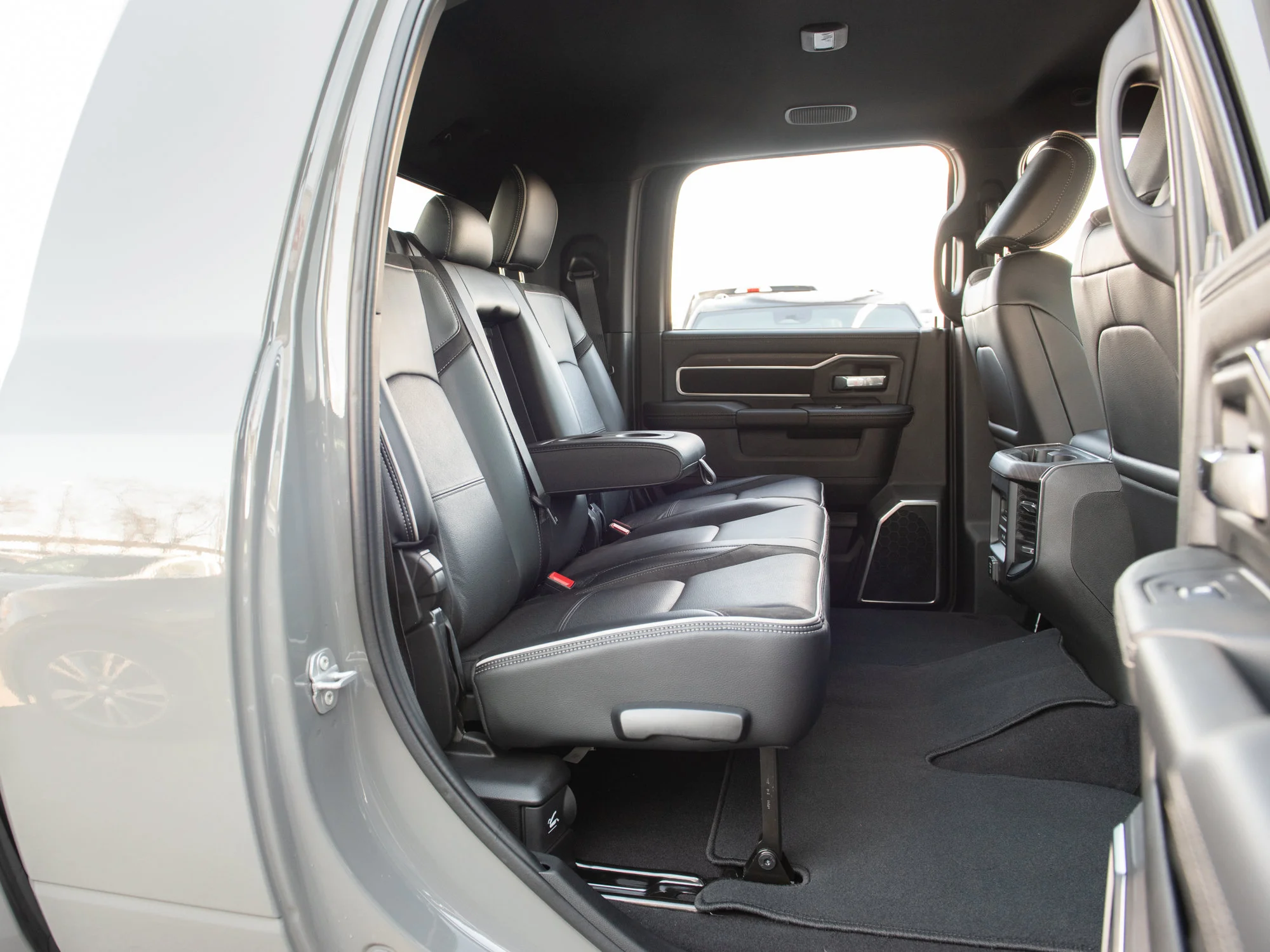 New 2027 Grey RAM Laramie Night* Mega Cab 4x4, Towing Tech Group, Rear Auto-Levelling Air Suspension image 27