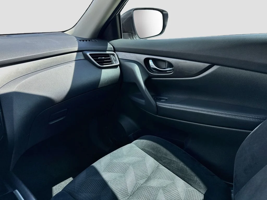 Used 2014 Silver Nissan SV image 27