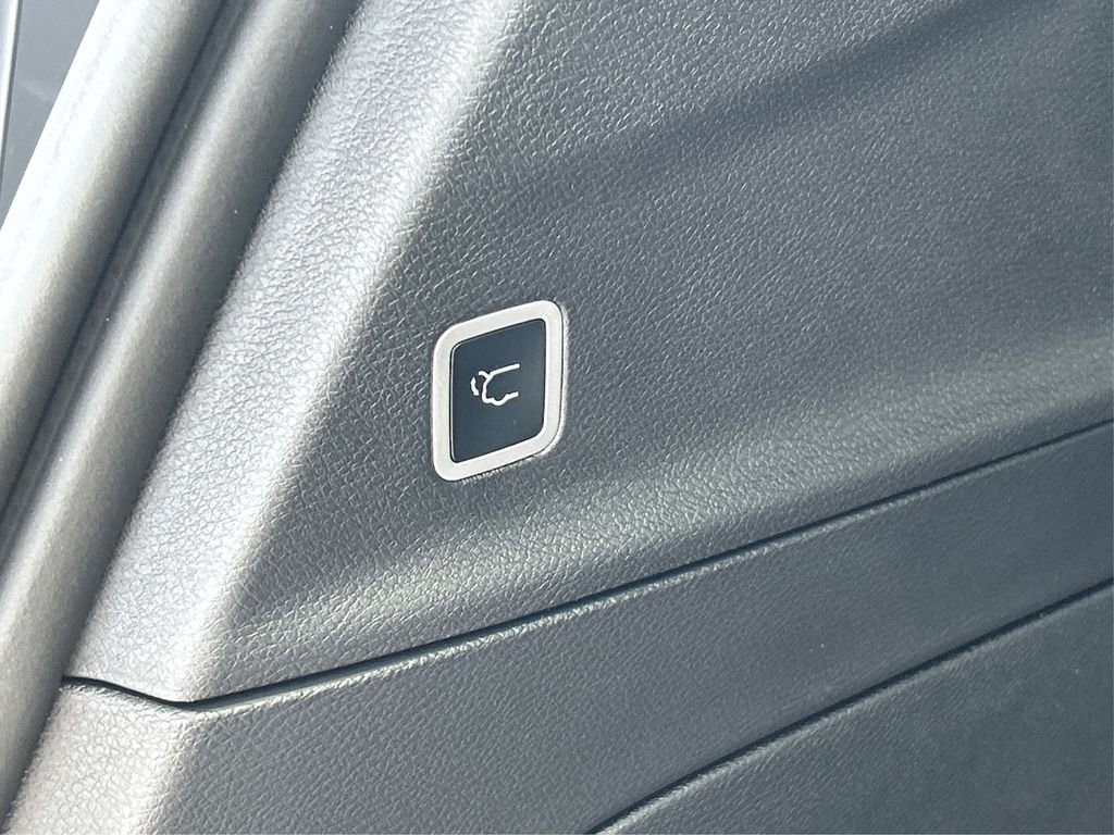 2025 Chrysler Voyager LX - Photo 16