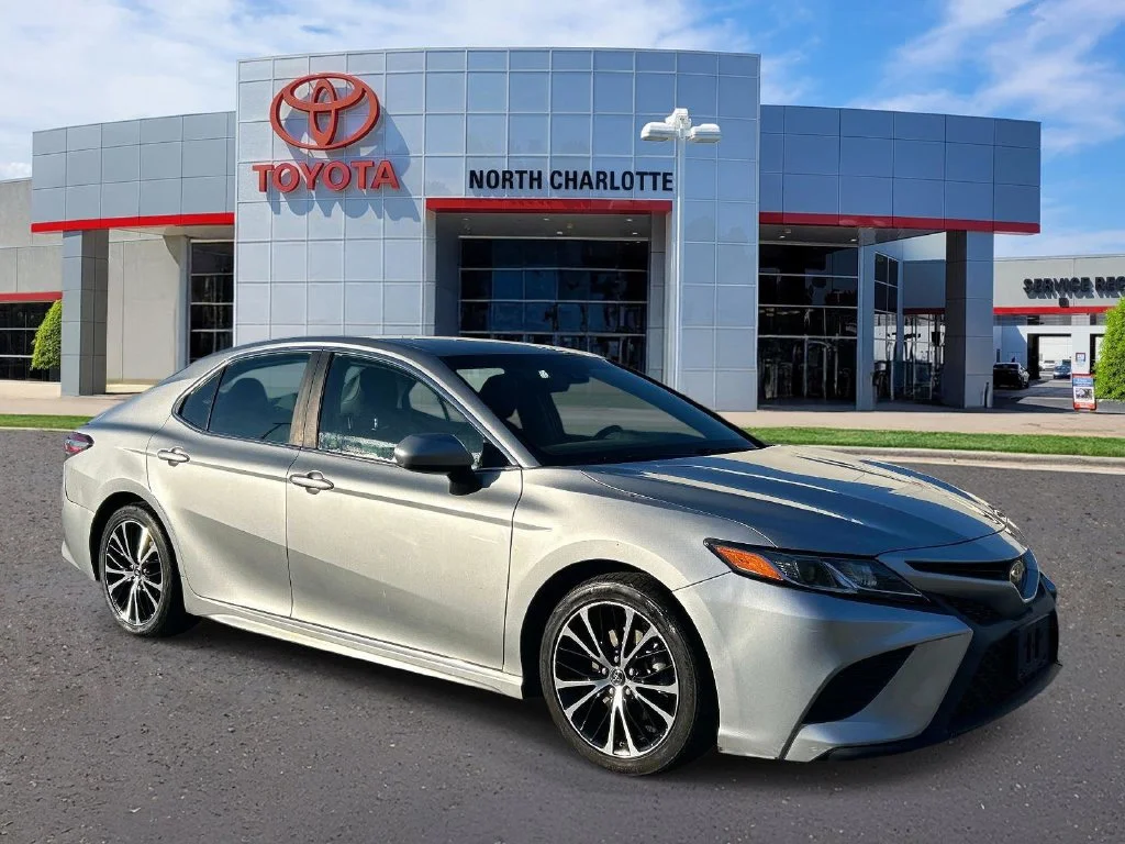 Used 2018 Silver Toyota SE image 1
