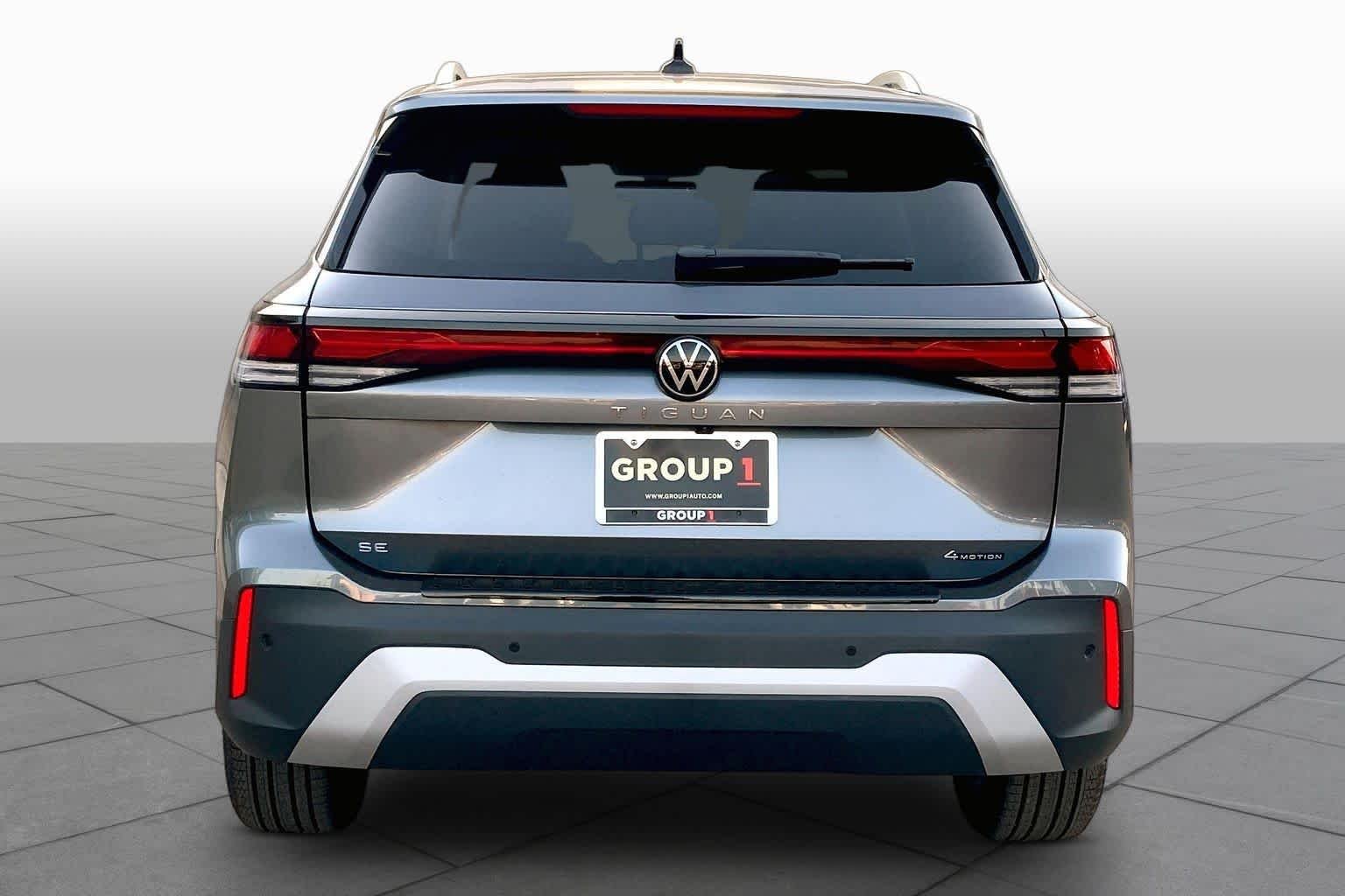 New 2026 Platinum Gray M Volkswagen SE image 4