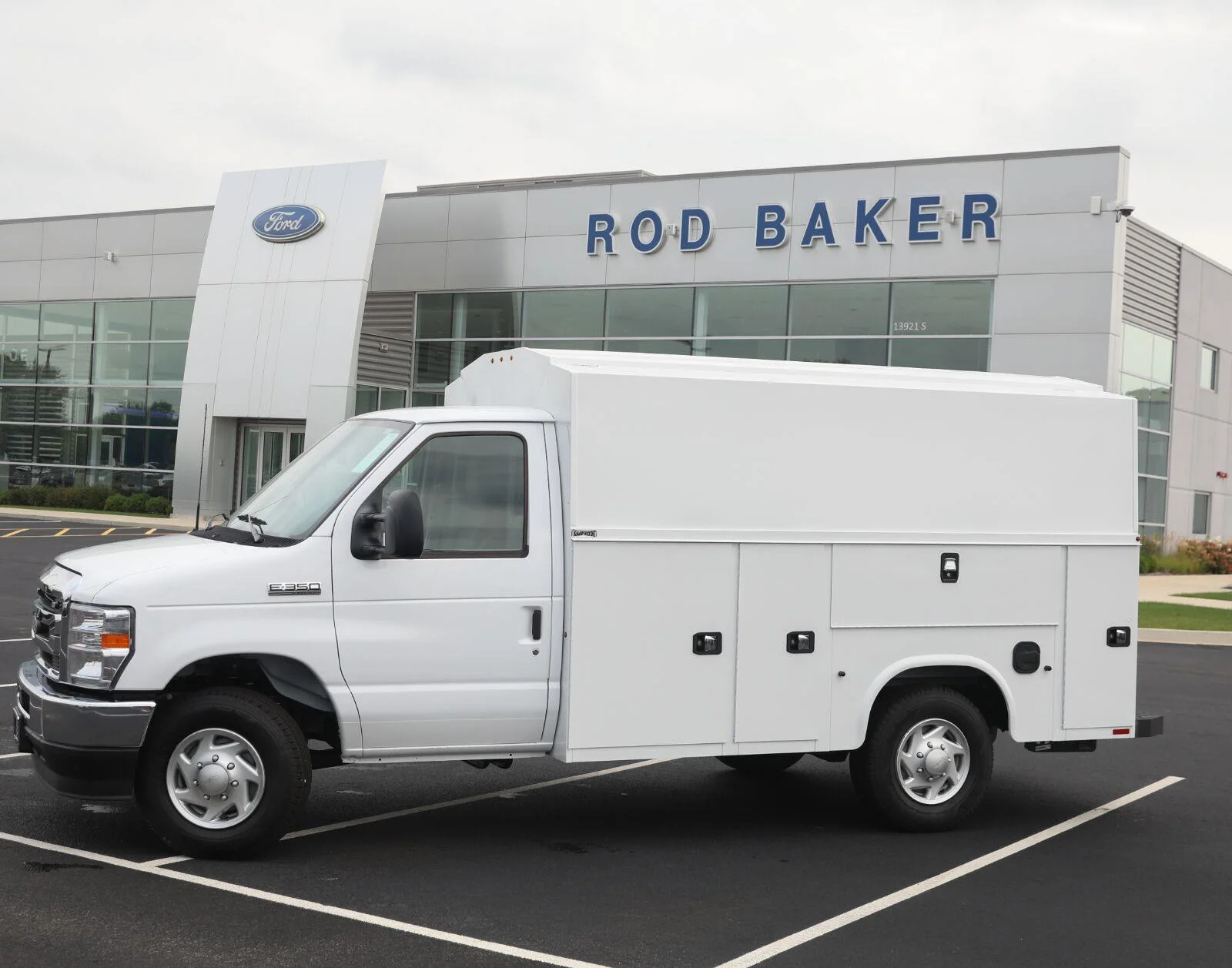New 2027 Oxford White Ford E-350 SRW image 3
