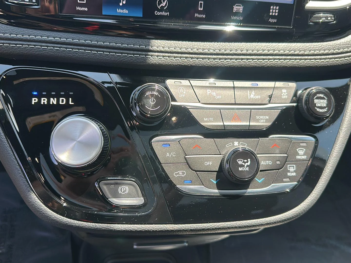 New 2026 Diamond Black Crystal Pearlcoat Chrysler Select image 22