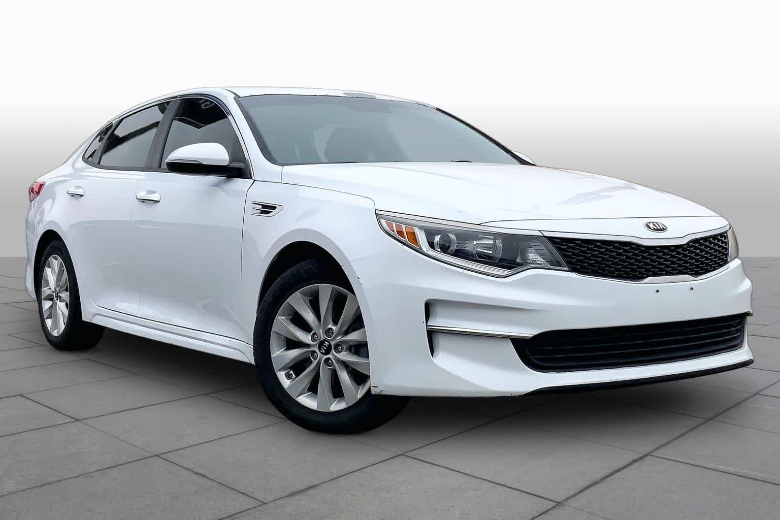 Used 2018 Snow White Pearl Kia LX image 3
