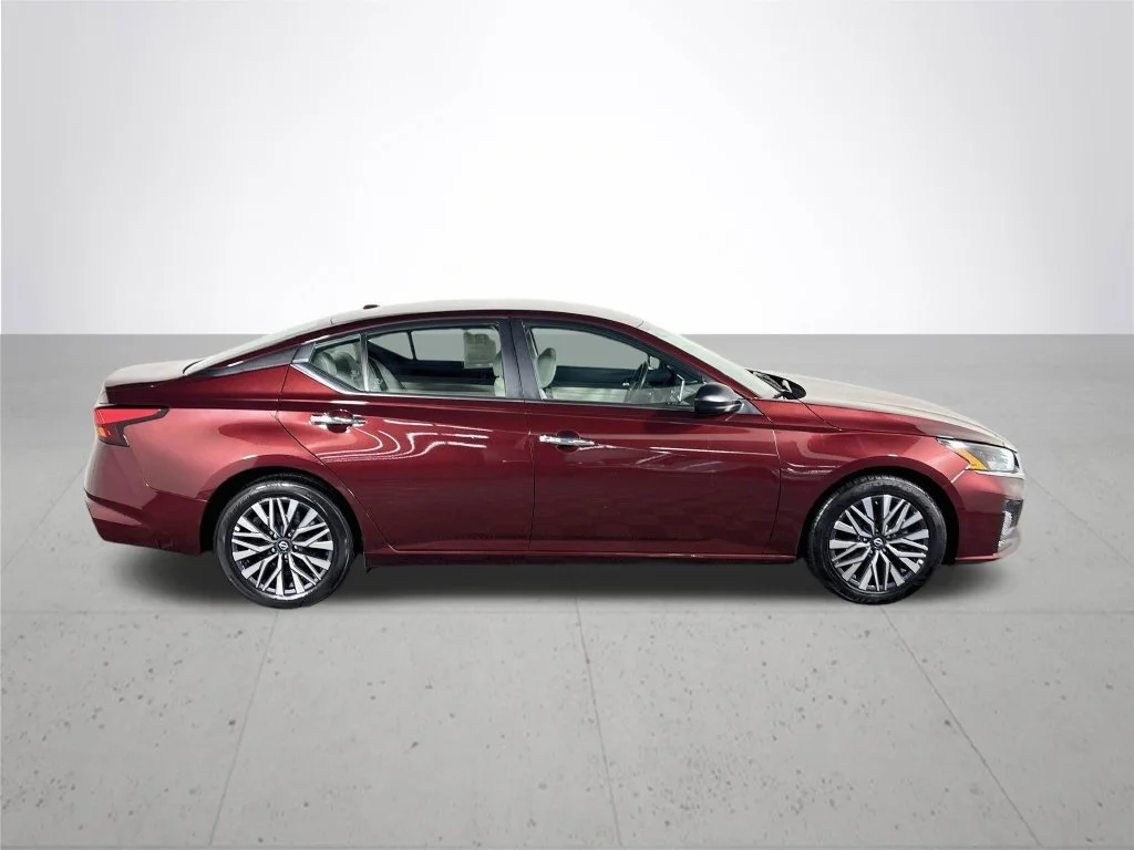 Used 2025 Red Nissan 2.5 SV image 5