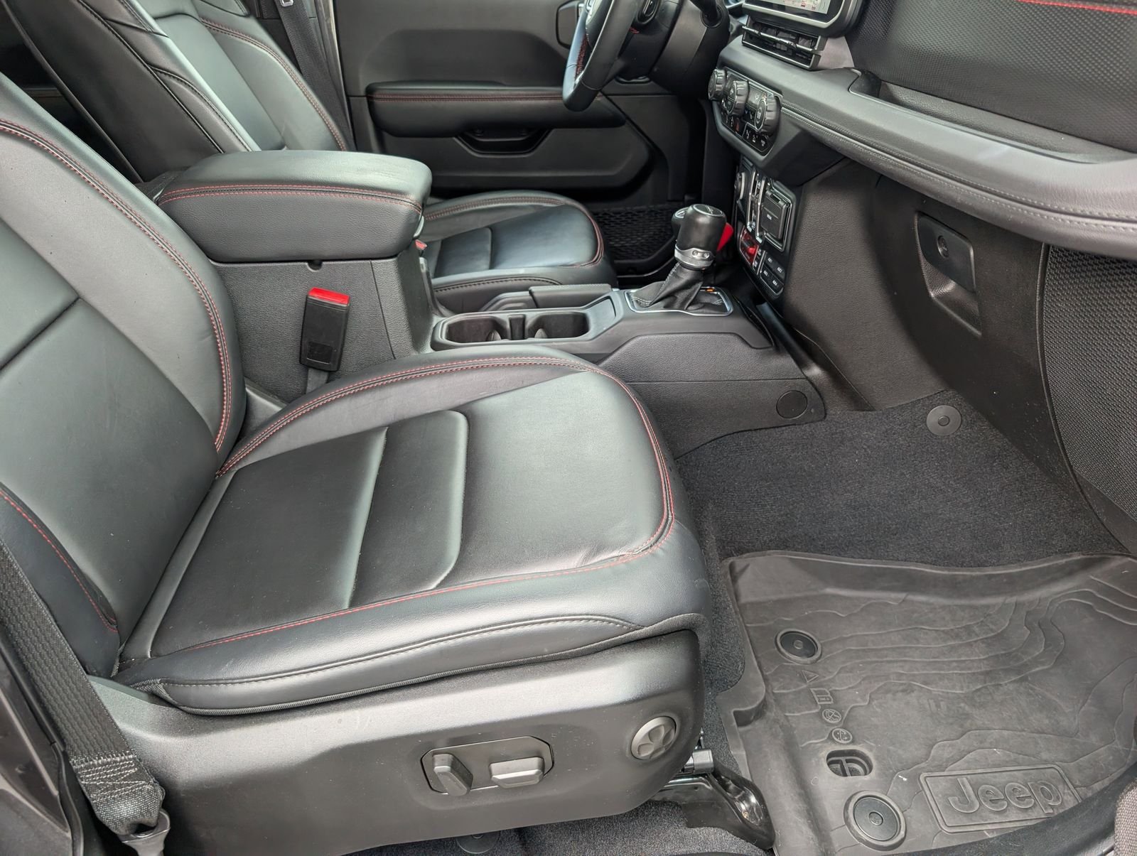 Used 2024 Crystal Metallic Jeep Rubicon image 29
