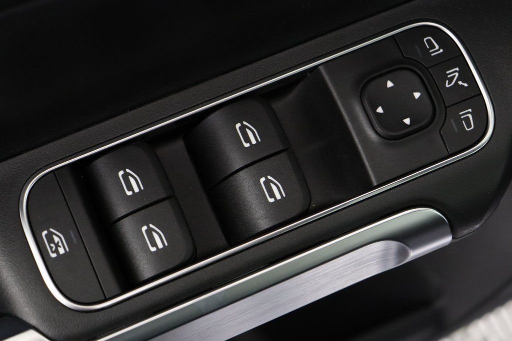 Used 2025 Black Mercedes-Benz GLB 250 image 16