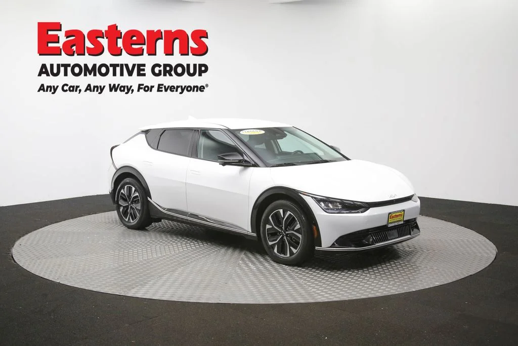 Used 2024 White Kia Wind image 51