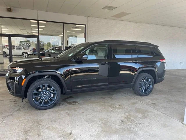New 2026 Diamond Black Crystal Pearlcoat Jeep  image 3