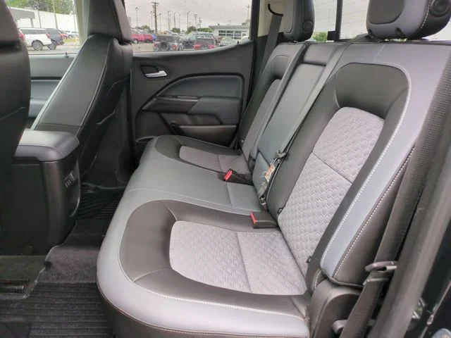 Used 2018 Black Chevrolet Z71 image 27