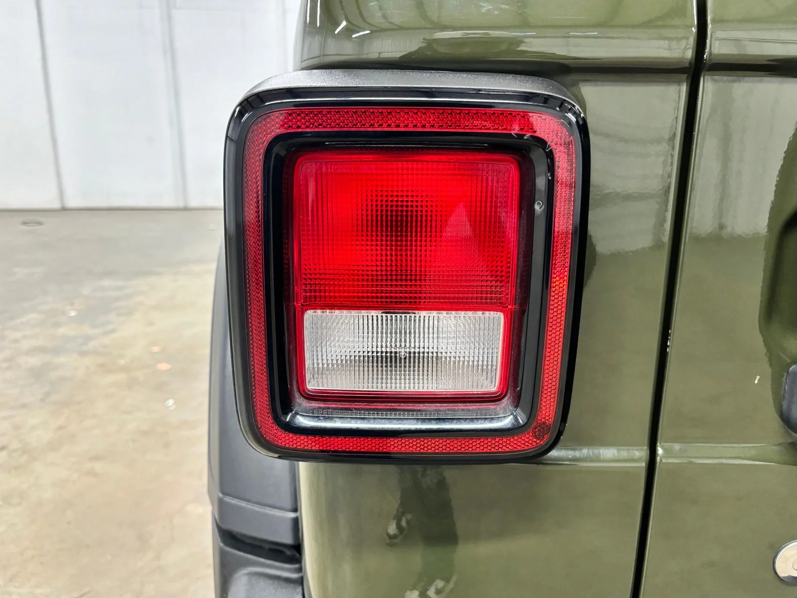 Used 2020 Green Jeep Sport S image 7