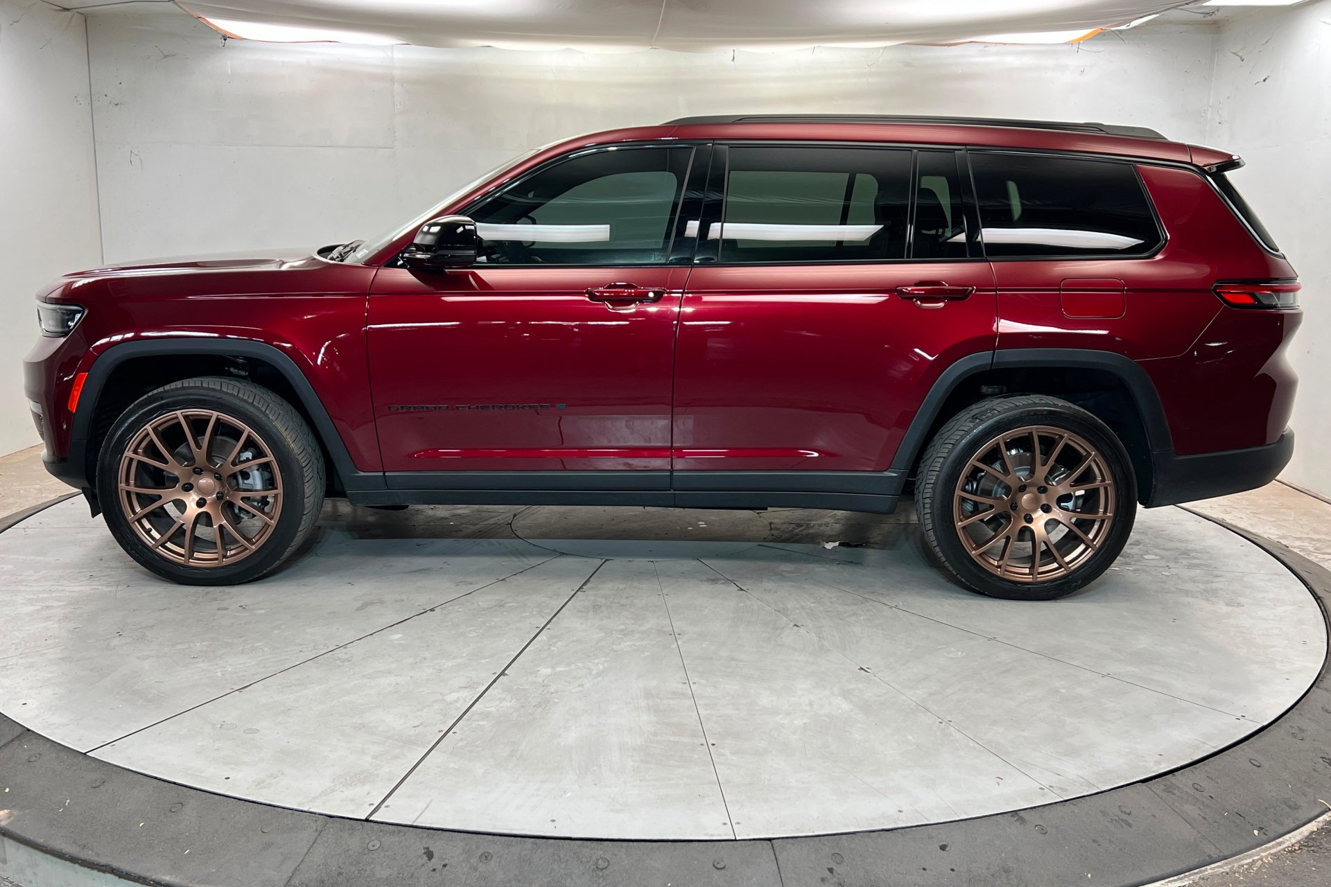 Used 2025 Velvet Red Pearlcoat Jeep Limited image 2