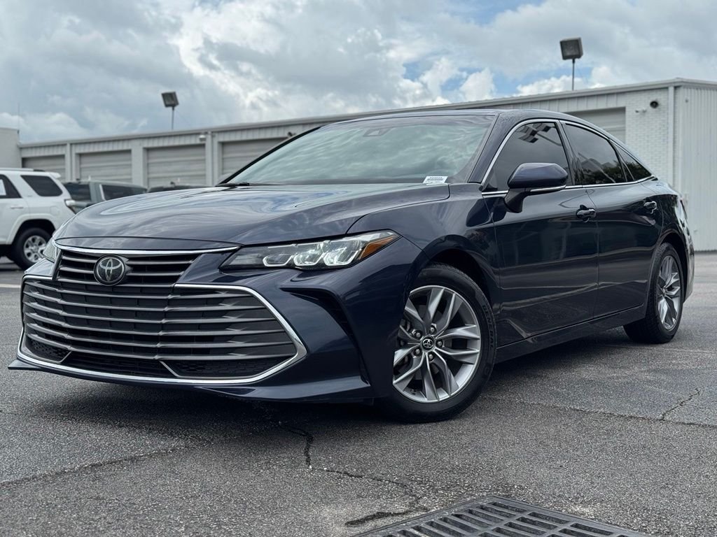 Used 2019 Beige Toyota XLE image 5