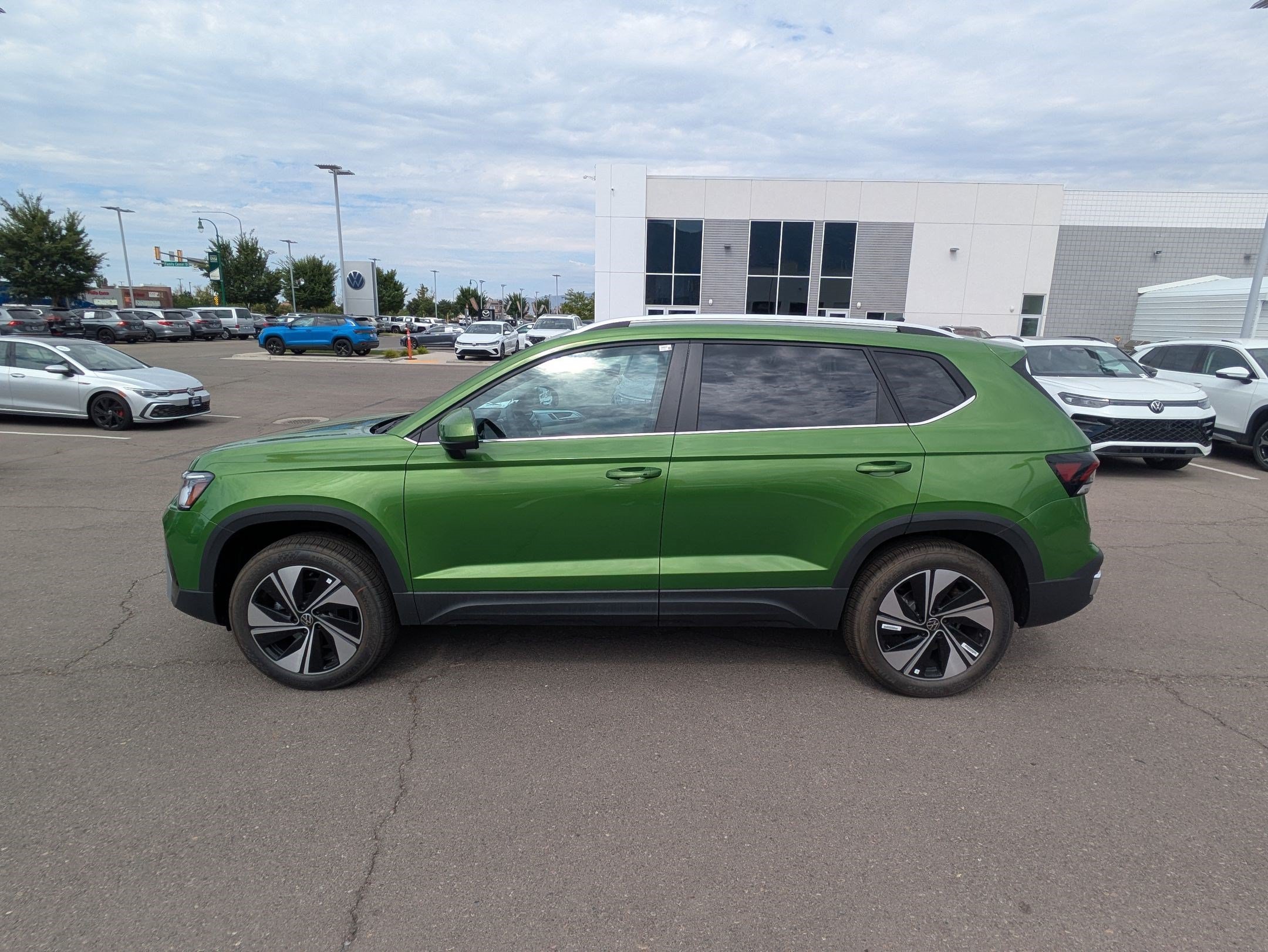 New 2026 Bright Moss Green Metallic Volkswagen SE image 7