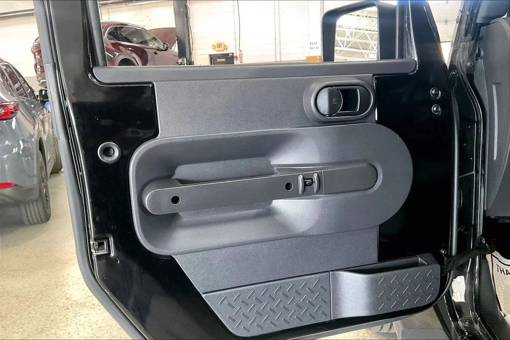 Used 2008 Black Jeep Unlimited Sahara image 21