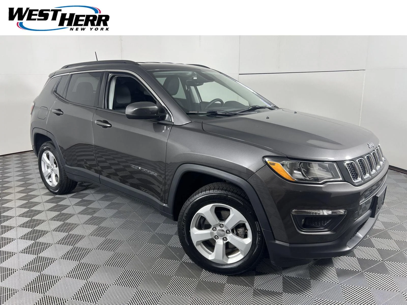 Used 2018 Granite Crystal Metallic Clearcoat Jeep Latitude image 1
