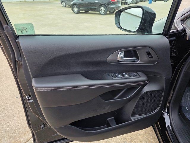 New 2026 Diamond Black Crystal Pearl-Coat Exterior Paint Chrysler Select image 21