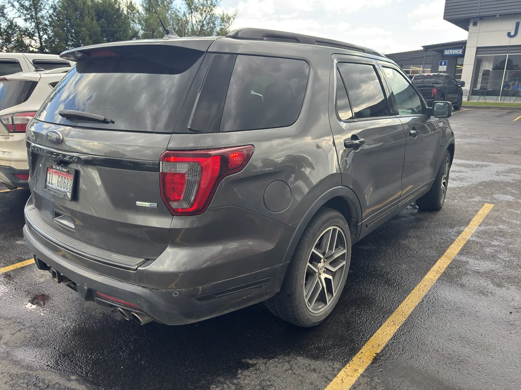 Used 2018 Magnetic Metallic Ford Sport image 4