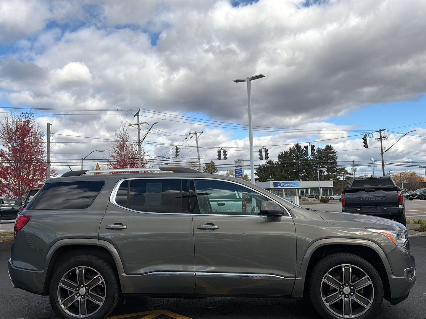 Used 2018 Mineral Metallic GMC Denali image 2