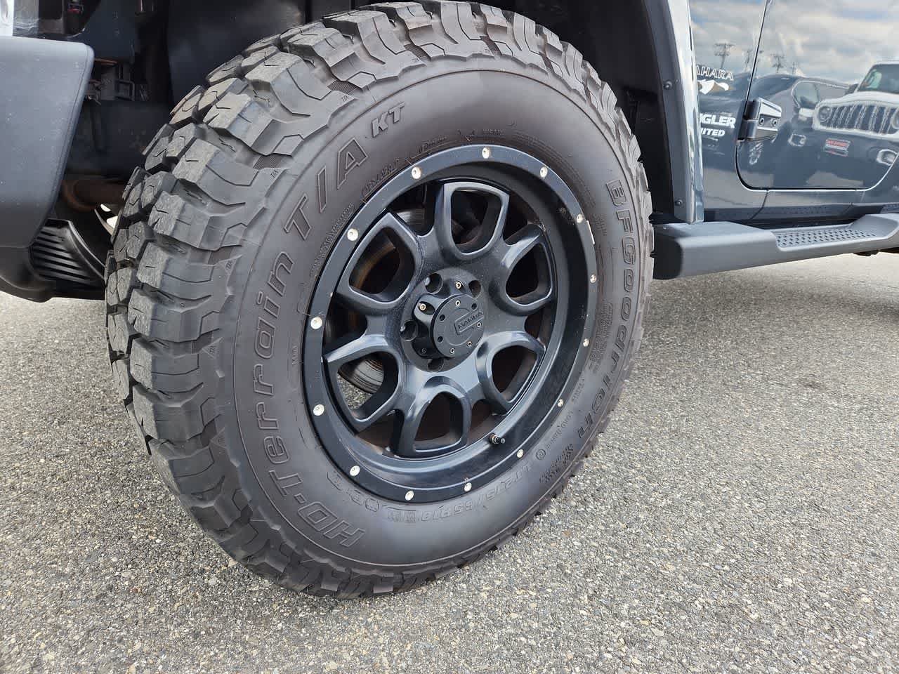 Used 2017  Jeep Sahara image 10