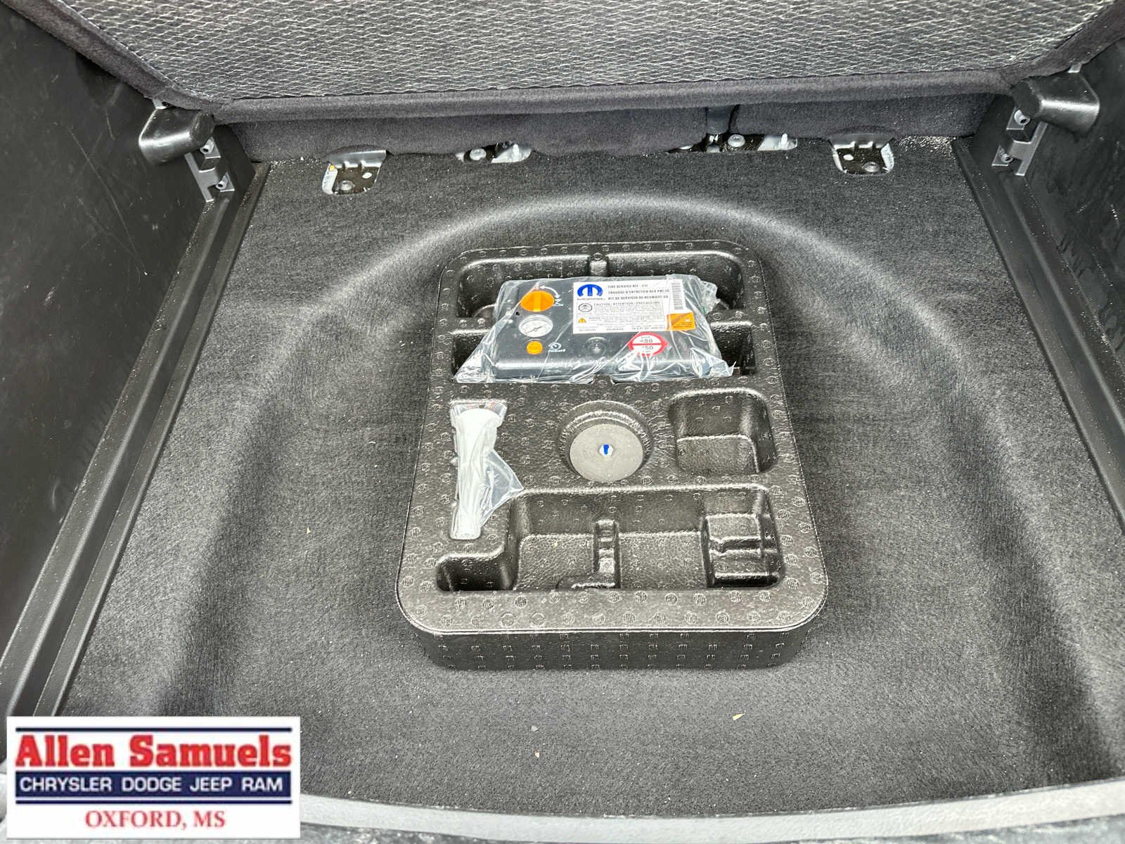 Used 2024 Sting-Gray Clearcoat Jeep Latitude image 34