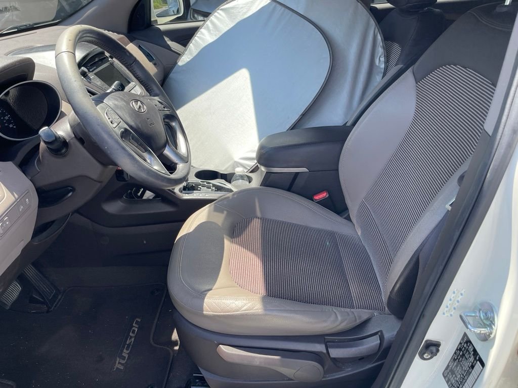 Used 2011 White Hyundai GLS image 4