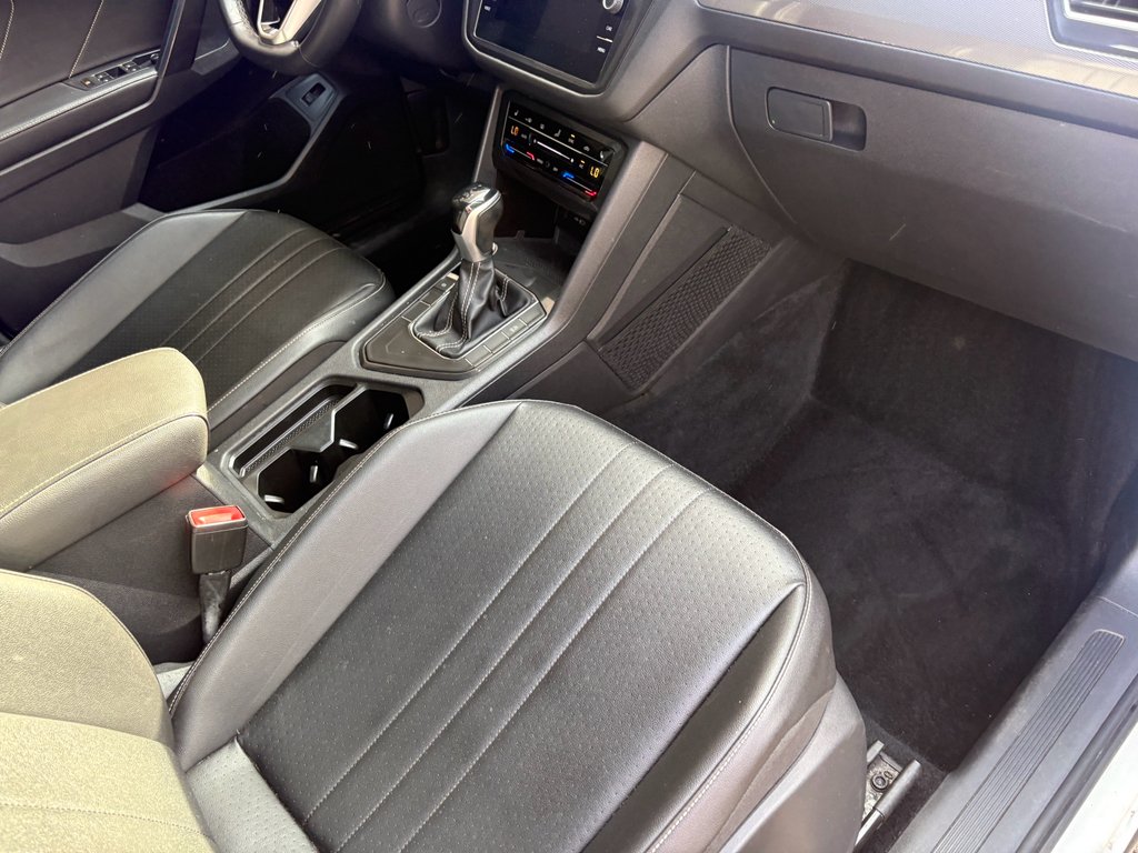 Used 2022 Pure White Volkswagen SE image 30