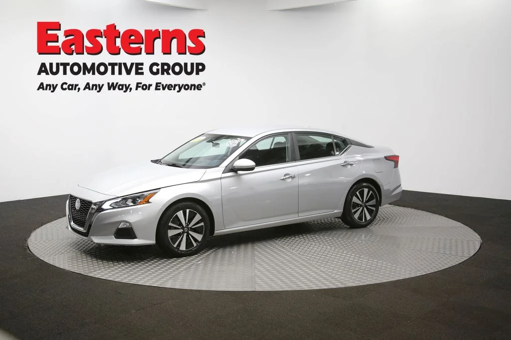 Used 2022 Silver Nissan 2.5 SV image 52