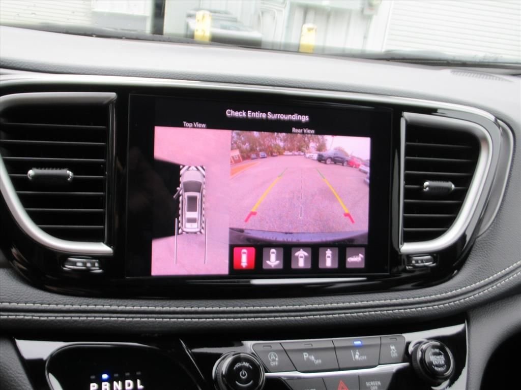 New 2026 Diamond Black Crystal Pearl-Coat Exterior Paint Chrysler Select image 24