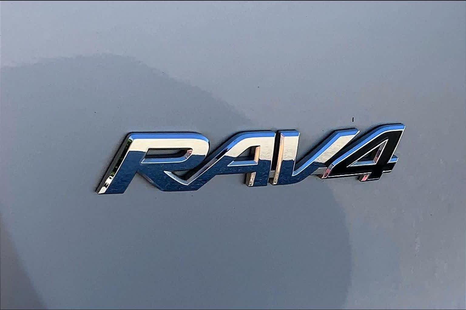 Used 2018 Silver Sky Metallic Toyota Hybrid XLE image 30