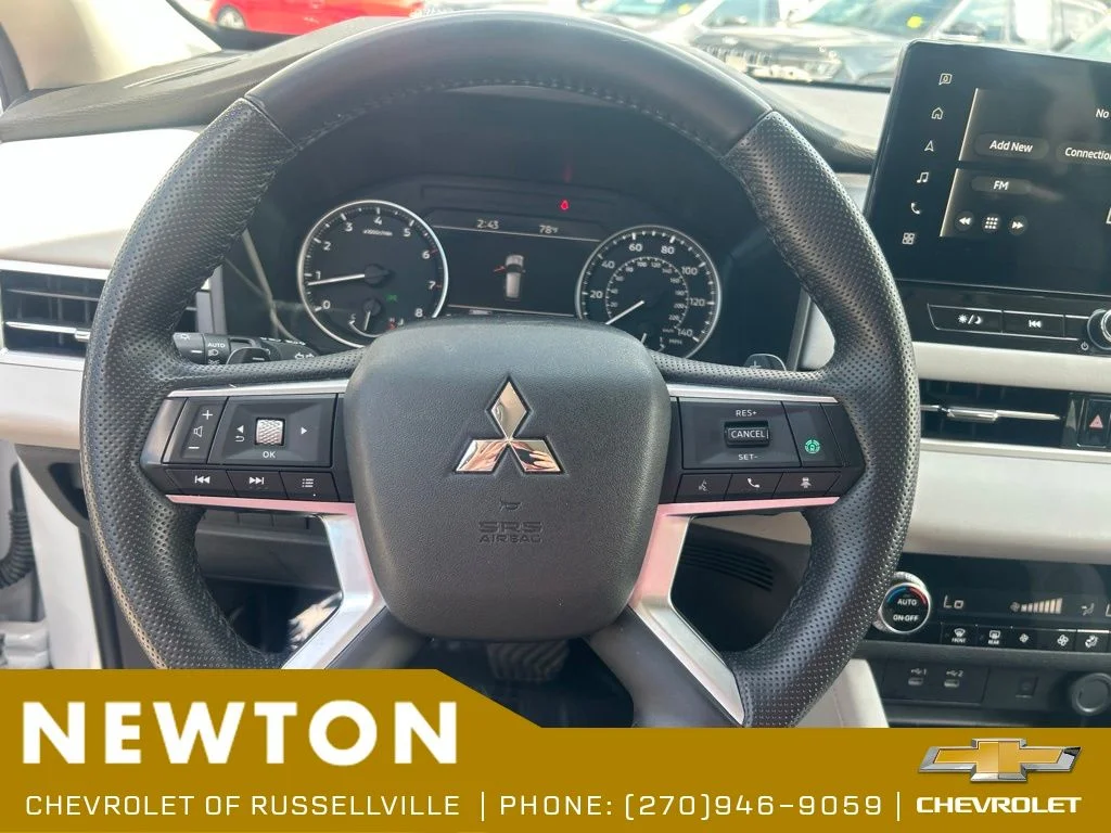 Used 2025  Mitsubishi SE image 13