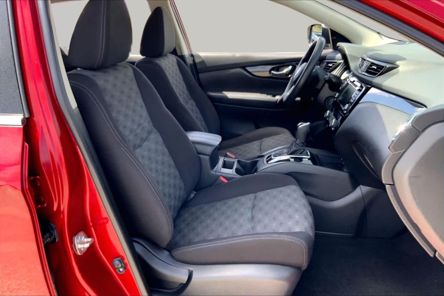 Used 2020 Scarlet Ember Tintcoat Nissan SV image 9