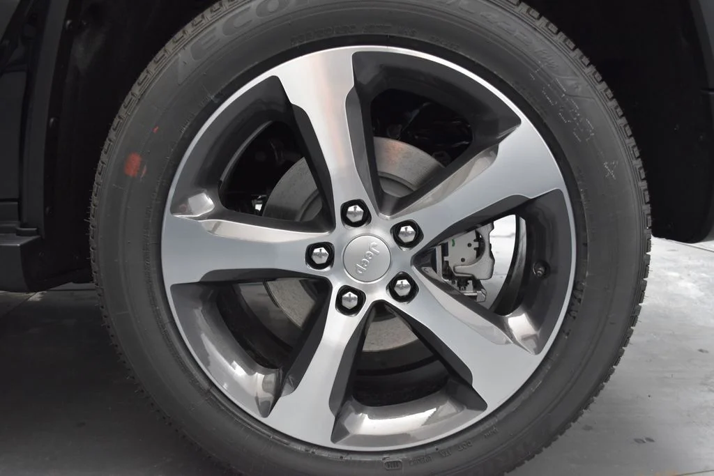 New 2026 Diamond Black Crystal Pearlcoat Jeep Limited image 20