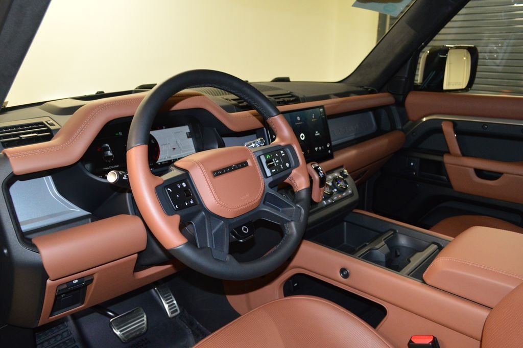 Used 2025 Gold Land Rover V8 image 4