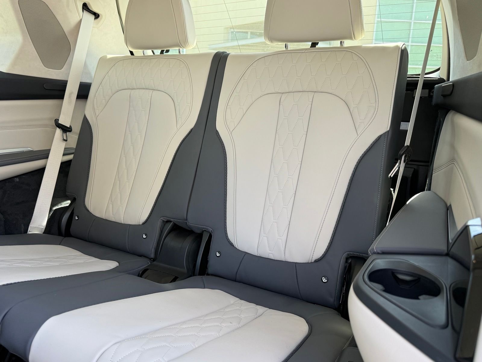 New 2027 Mineral White Metallic BMW xDrive40i image 31