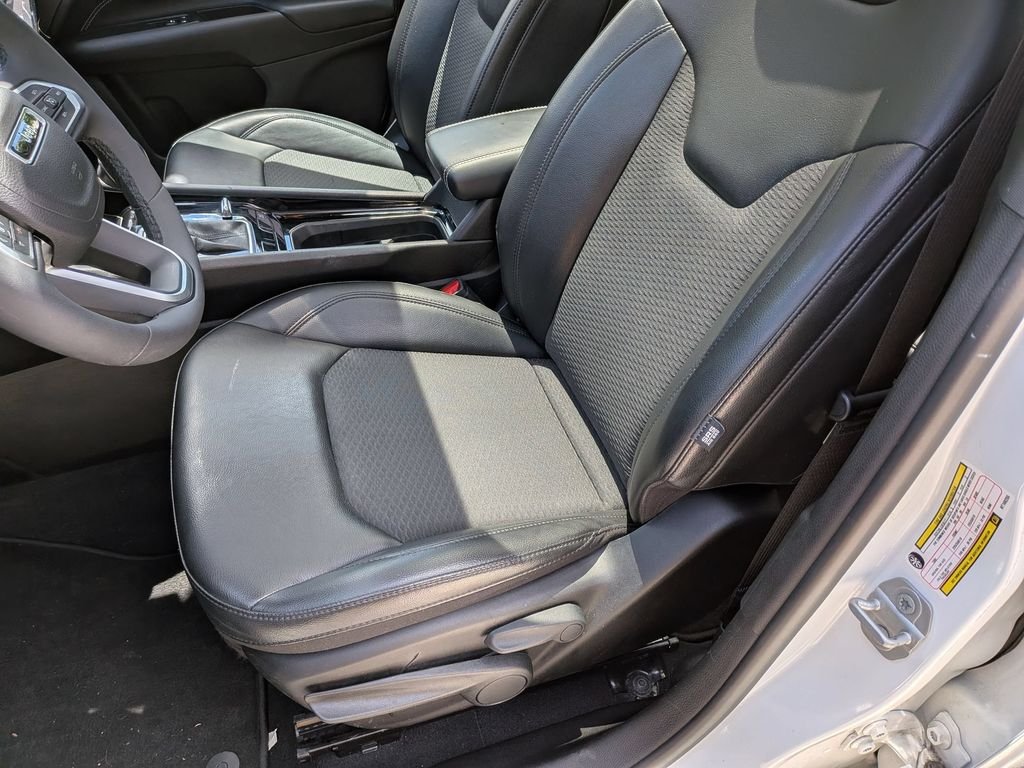 Used 2022 White Jeep Latitude image 23