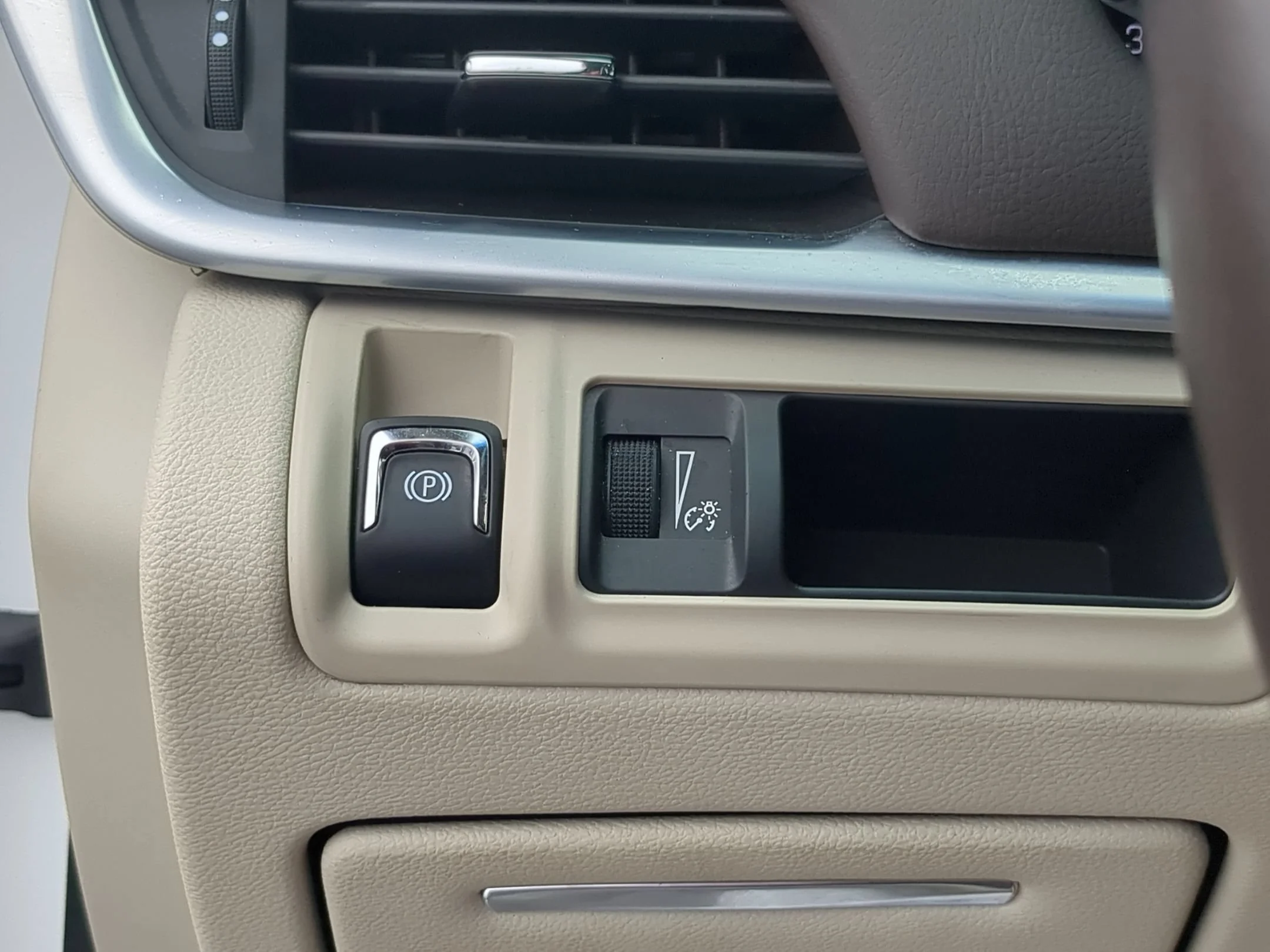 Used 2016 Crystal White Tricoat Cadillac Luxury Collection image 16