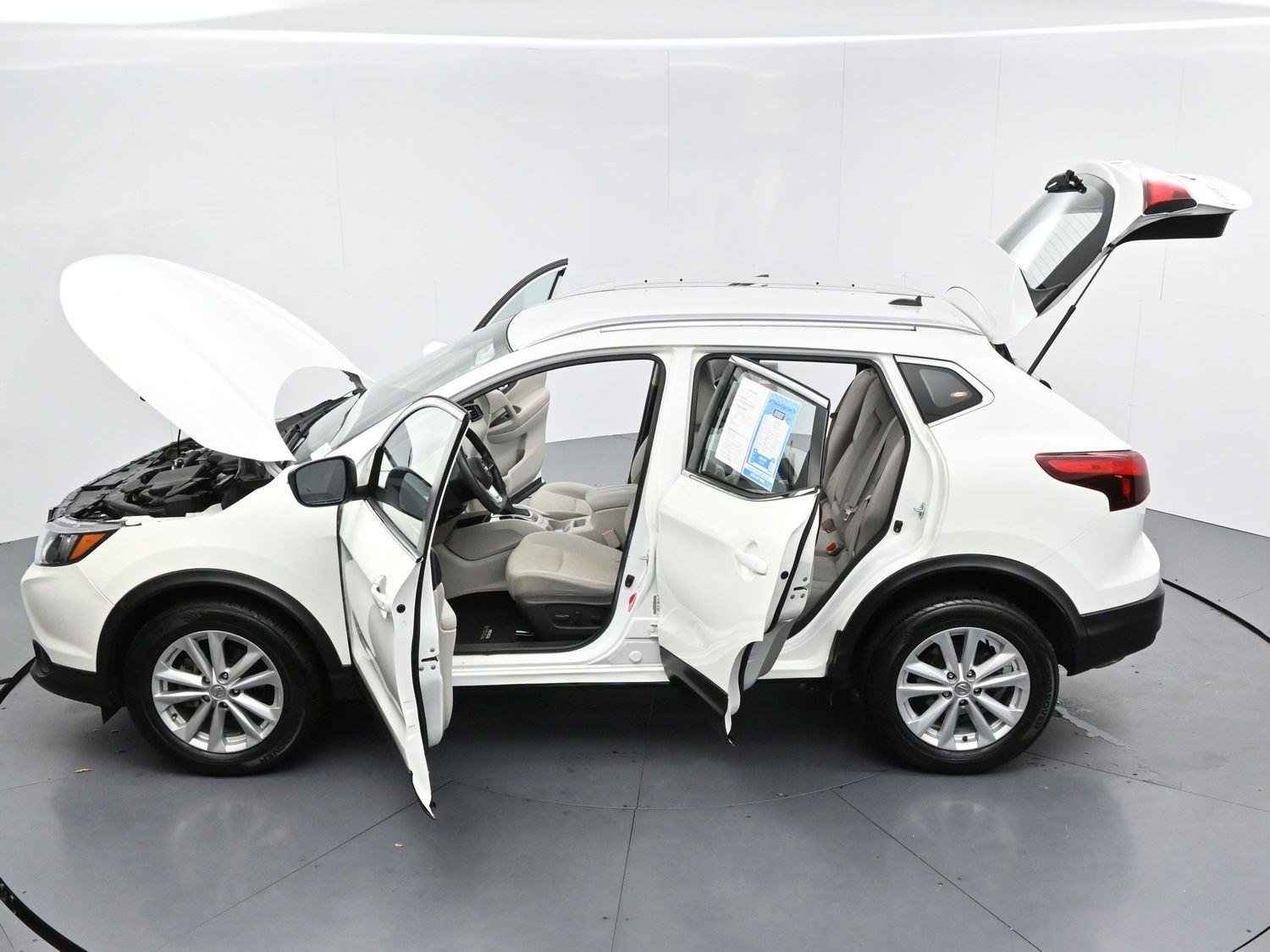 Used 2017 Glacier White Nissan SV image 40