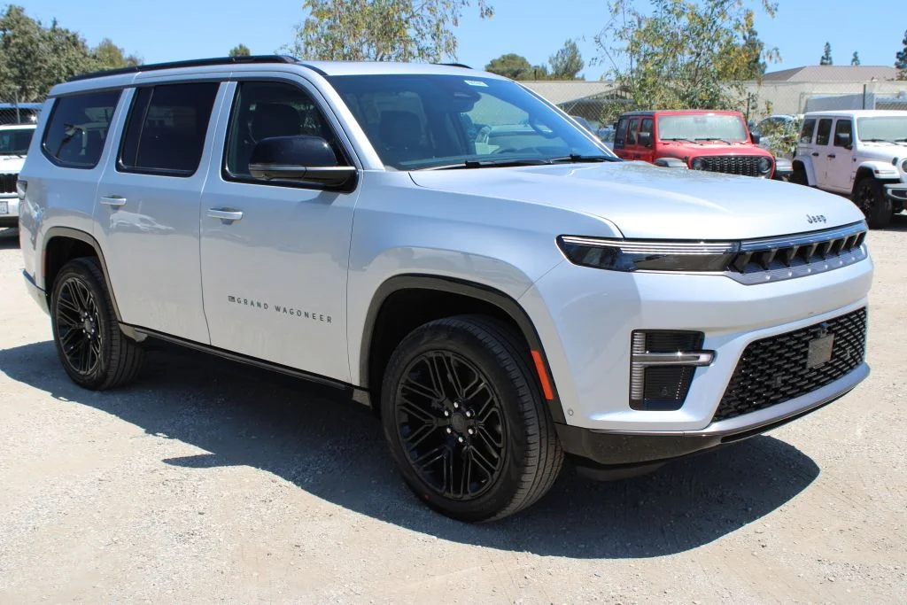 New 2026 Silver-Zynith Exterior Paint Jeep Limited Reserve image 3