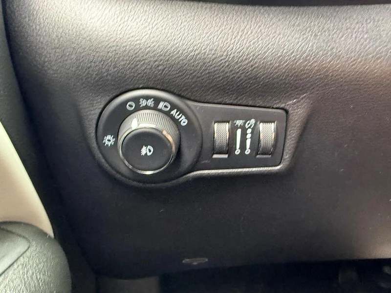 Used 2022 Velvet Red Pearlcoat Jeep Limited image 19