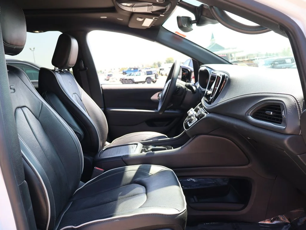 Used 2025 White Chrysler Limited image 8